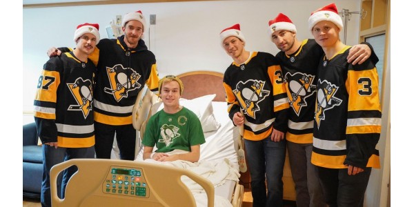 Pittsburgh Penguinsin pelaajat pelaavat Joulupukkia